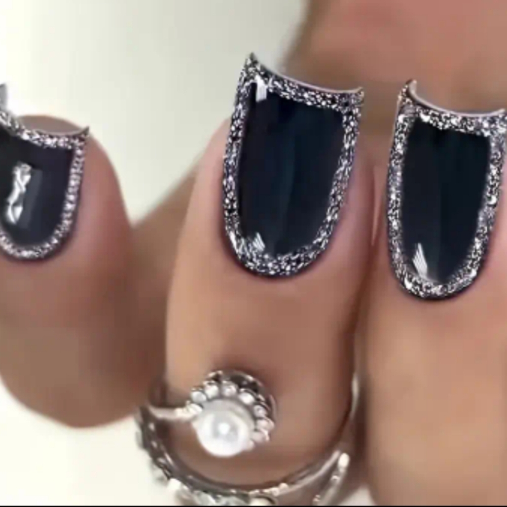 🔥3/$21 Glossy Black with silver glittery design press on nails